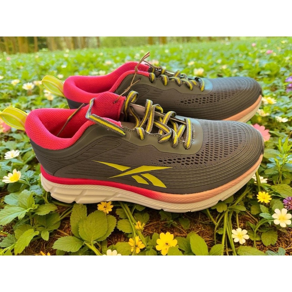 Reebok women's road strider running shoes size 7 NIB